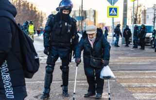 Russian officer helps Ukraine