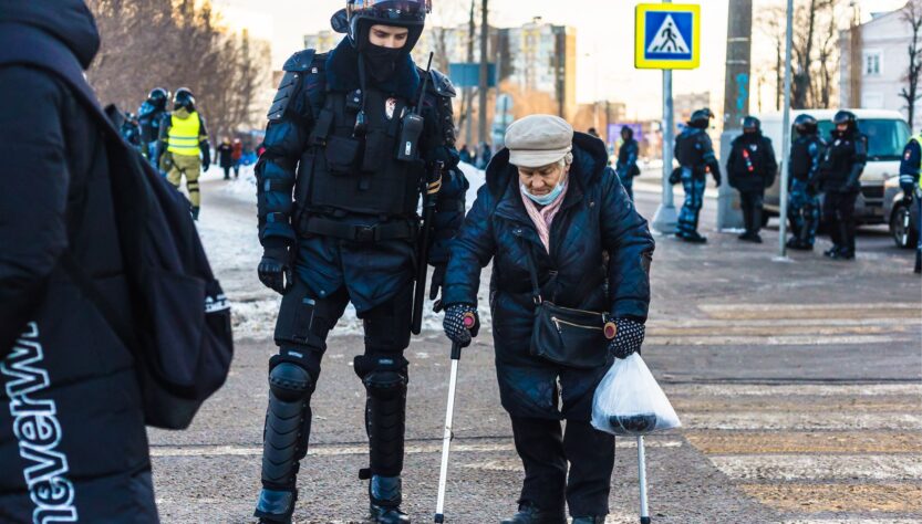 Russian officer helps Ukraine